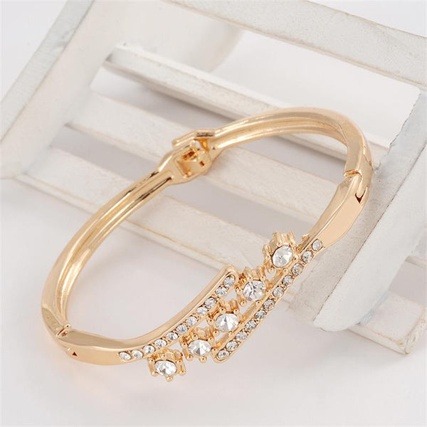 Delicate High Grade Created Crystal Decoration Bracelet Beautiful Women Accessory With Shinning Synthetic Rhinestone
