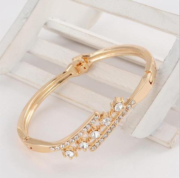 Delicate High Grade Created Crystal Decoration Bracelet Beautiful Women Accessory With Shinning Synthetic Rhinestone