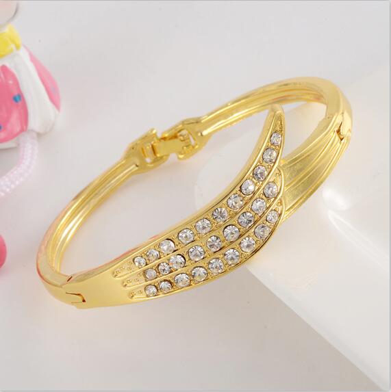 Delicate High Grade Created Crystal Decoration Bracelet Beautiful Women Accessory With Shinning Synthetic Rhinestone